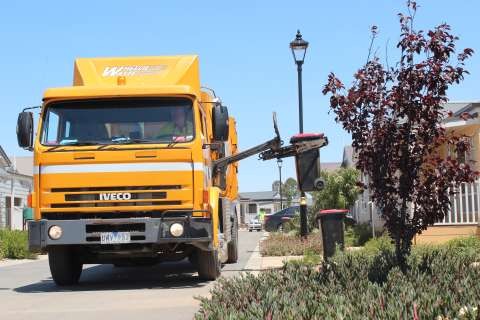 Wheelie_Waste_Truck_picking_up_rubbish