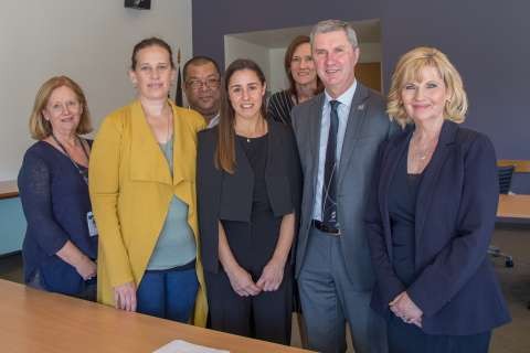 Signing SOI Aboriginal Children -9294