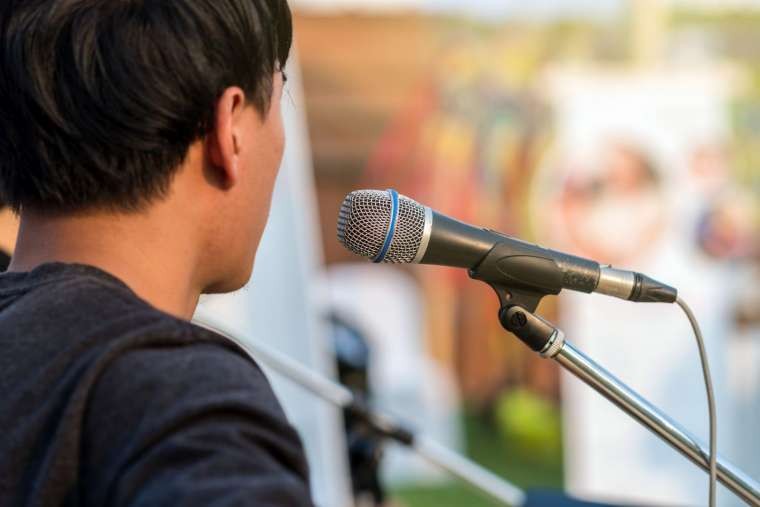 microphone-on-the-stage-for-artist-sing-a-song-ove-2026-01-05-06-32-37-utc